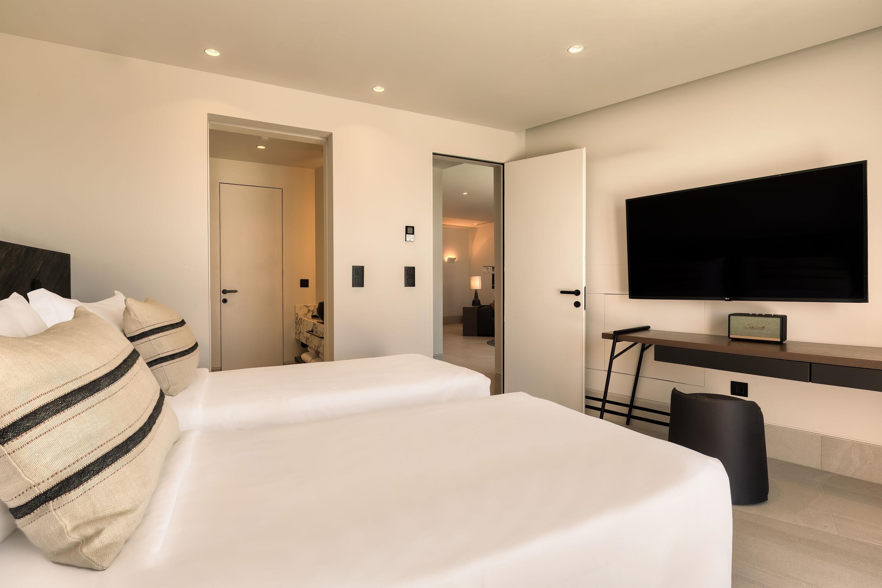 Domes Novos Santorini, Autograph Collection 22