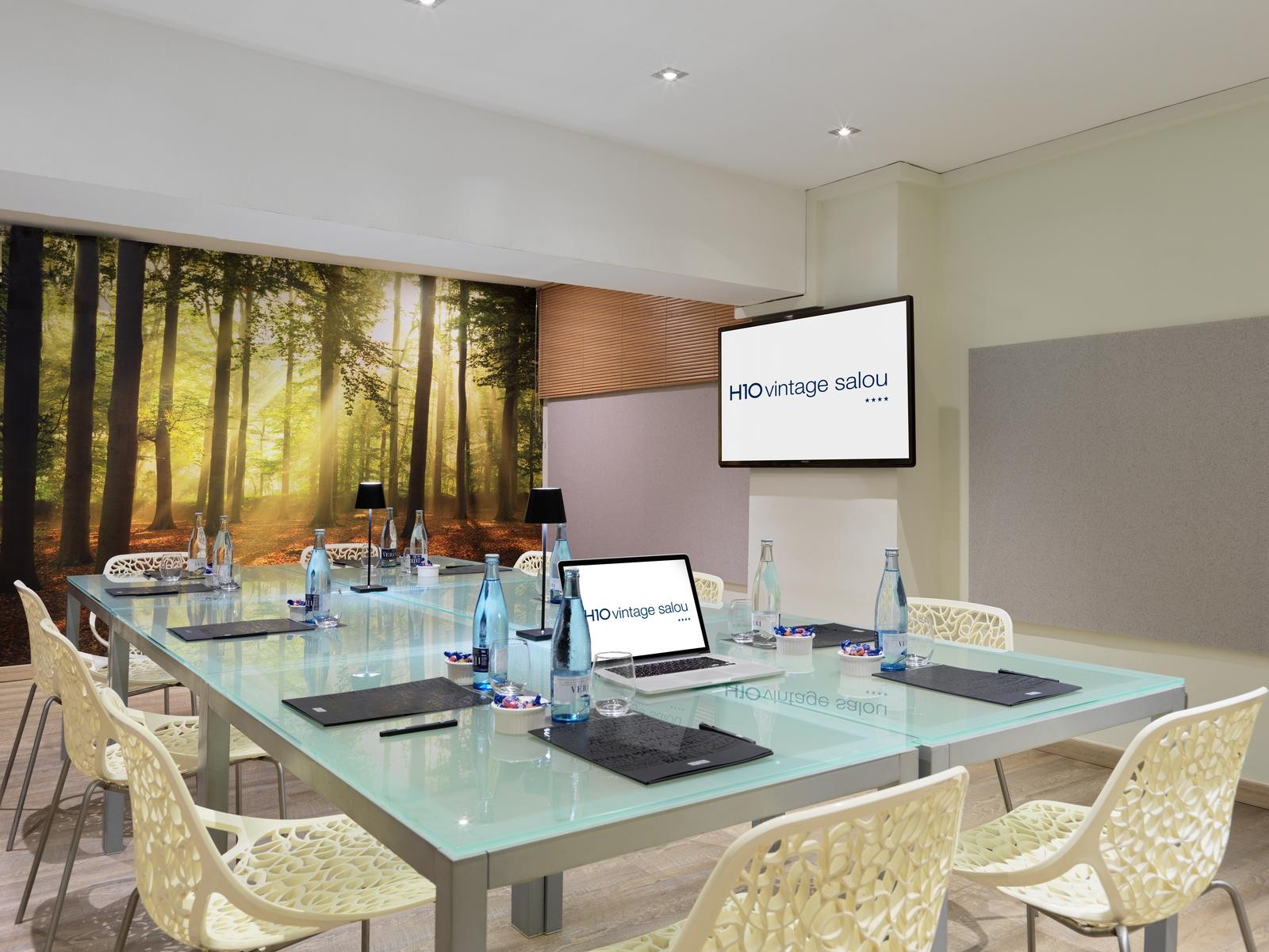 H10 Vintage Salou Adults Only +16 11