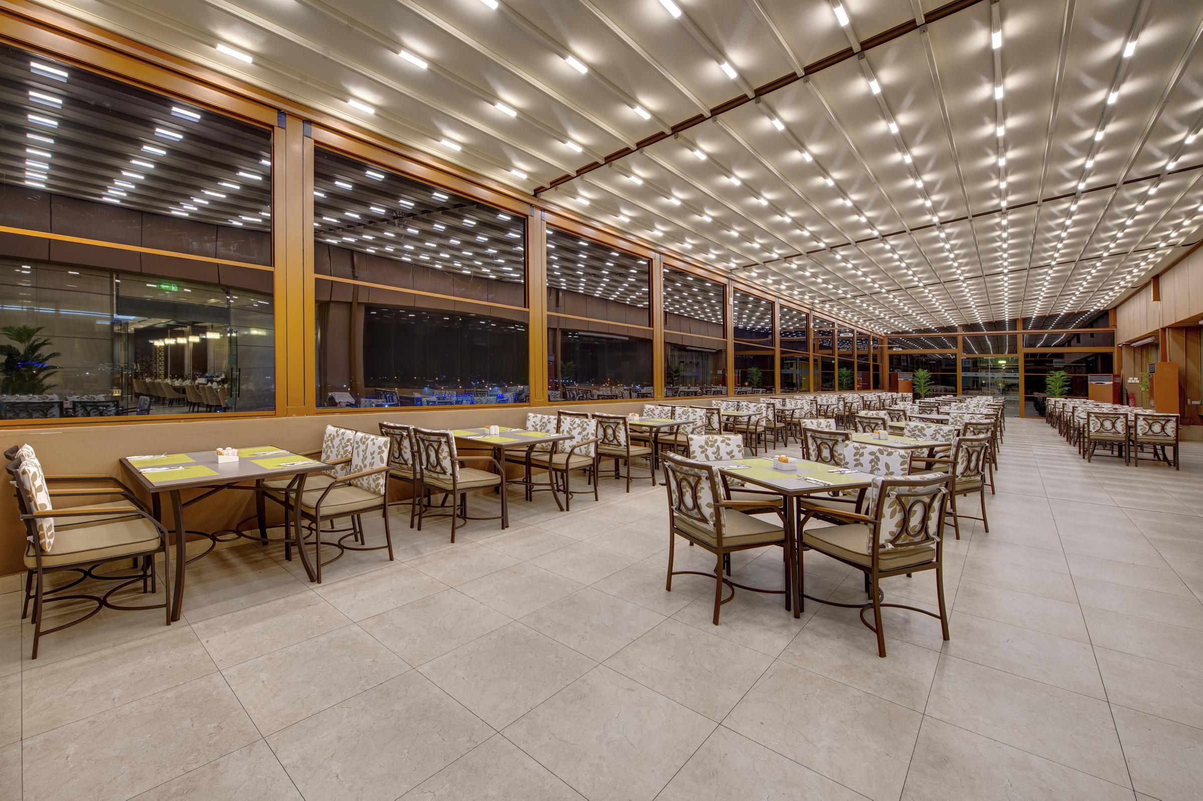 Two Seasons Hotel & Apartments Dubai 8