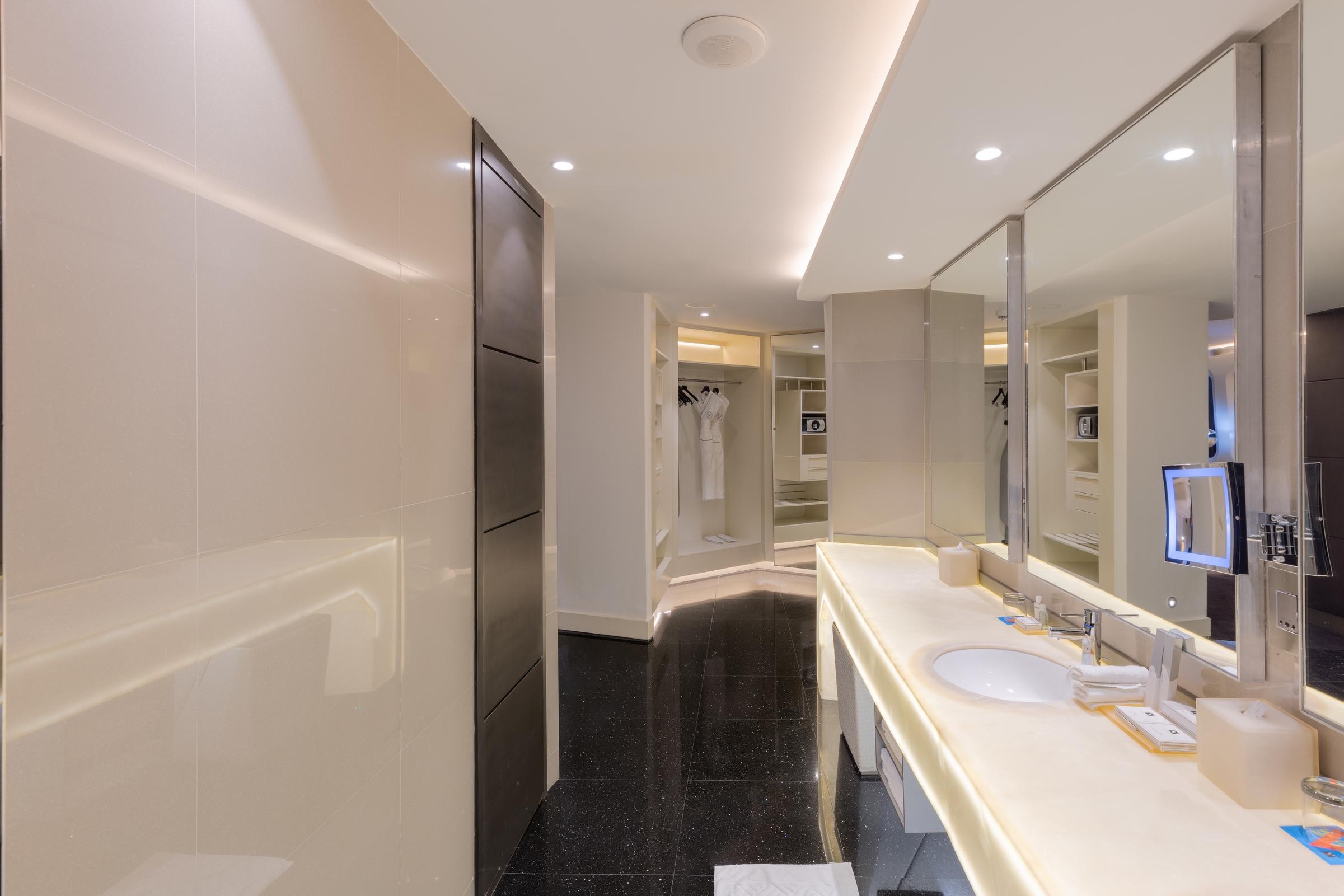 V Hotel Dubai, Curio Collection by Hilton 11