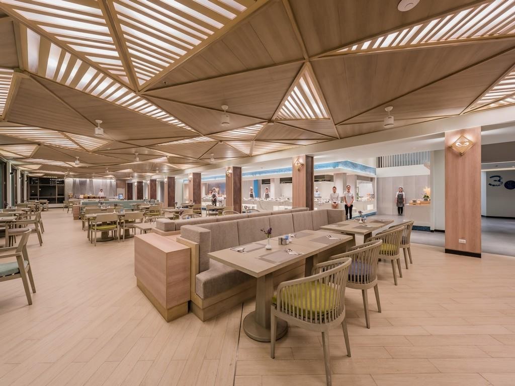 Oceanfront Beach Resort and Spa 7