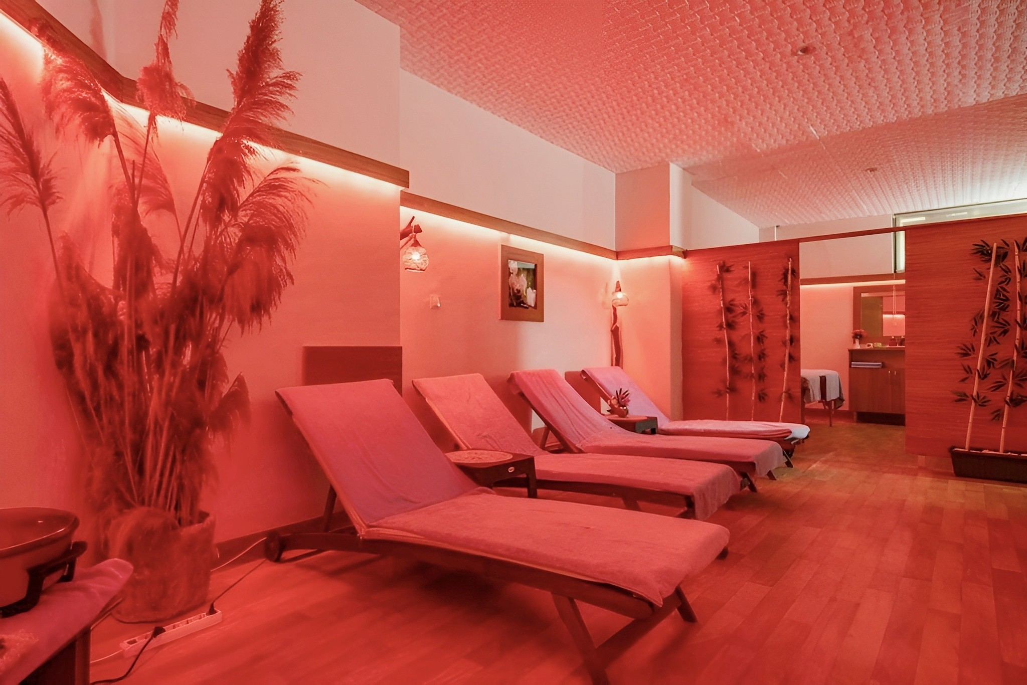 THE HOLIDAY RESORT 24