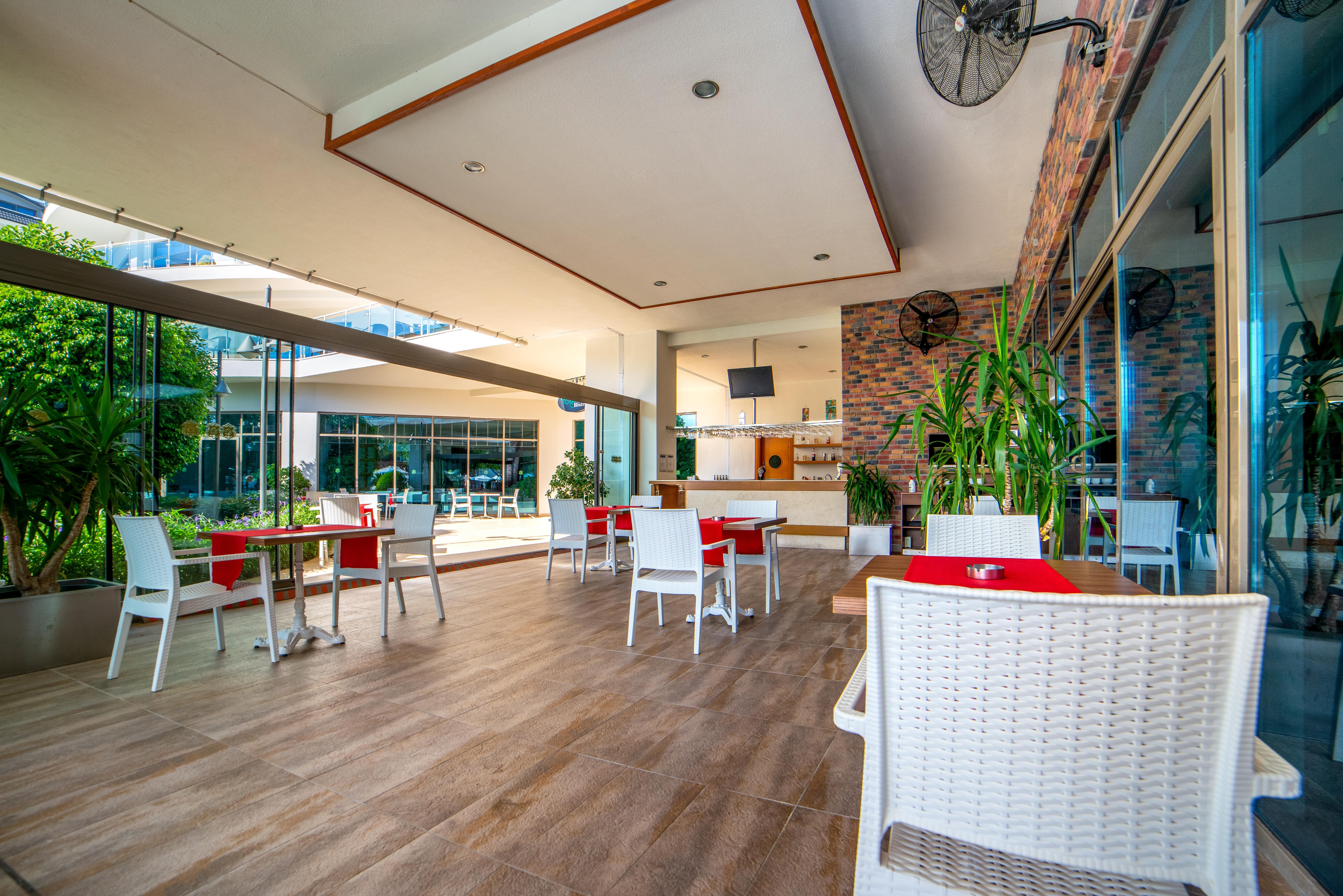 Commodore Elite Suite and Spa 14