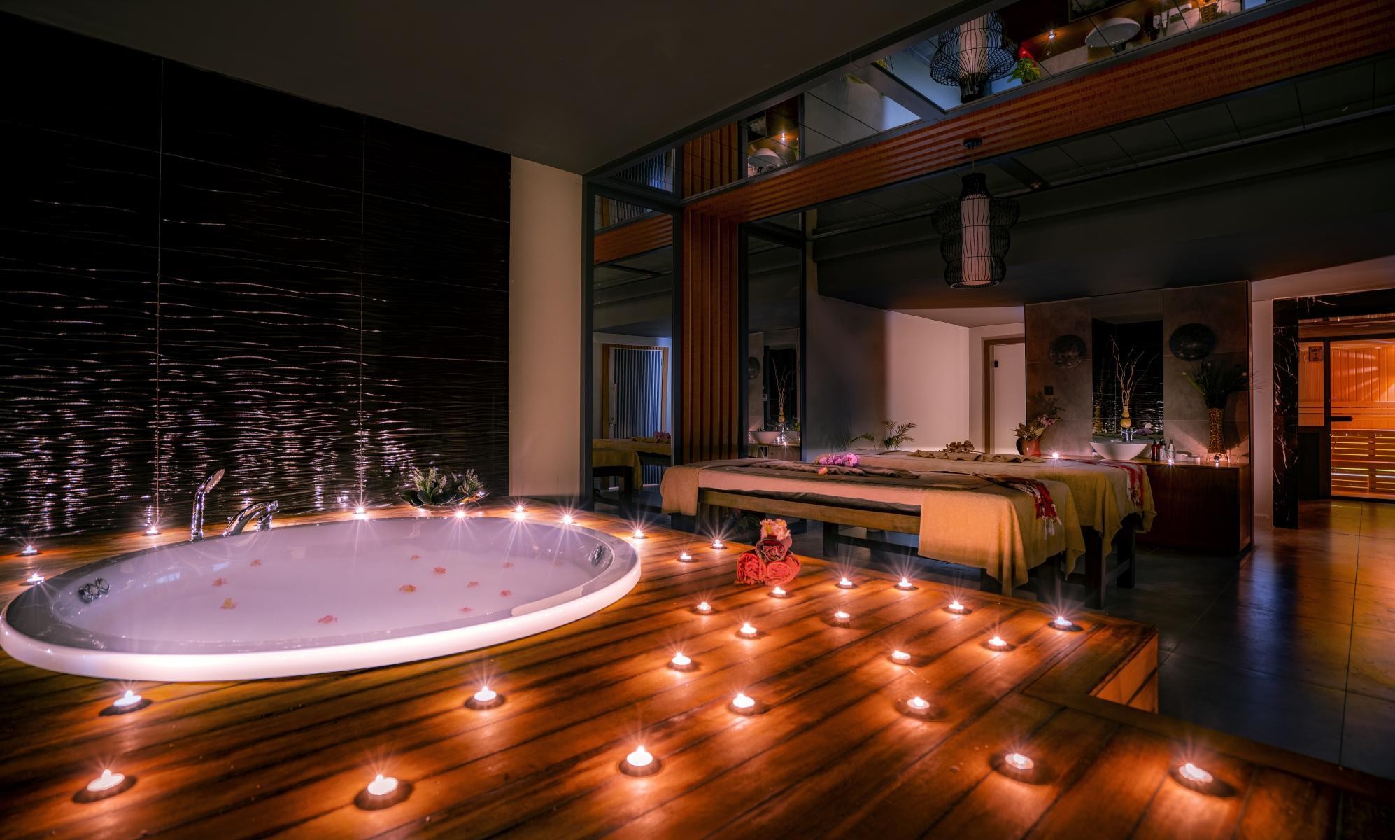 DIAMOND DELUXE HOTEL 18