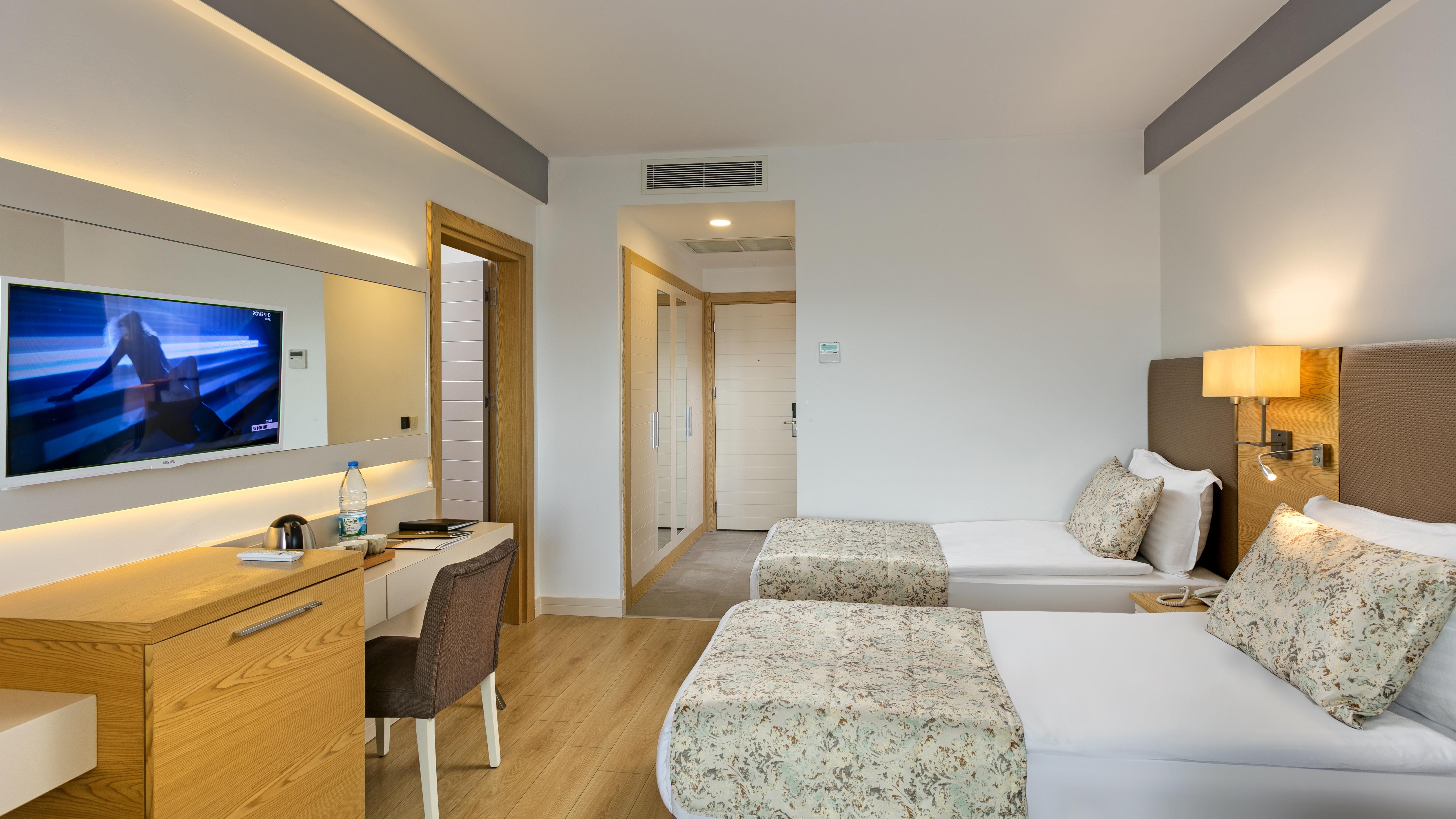 GLAMOUR RESORT & SPA 12