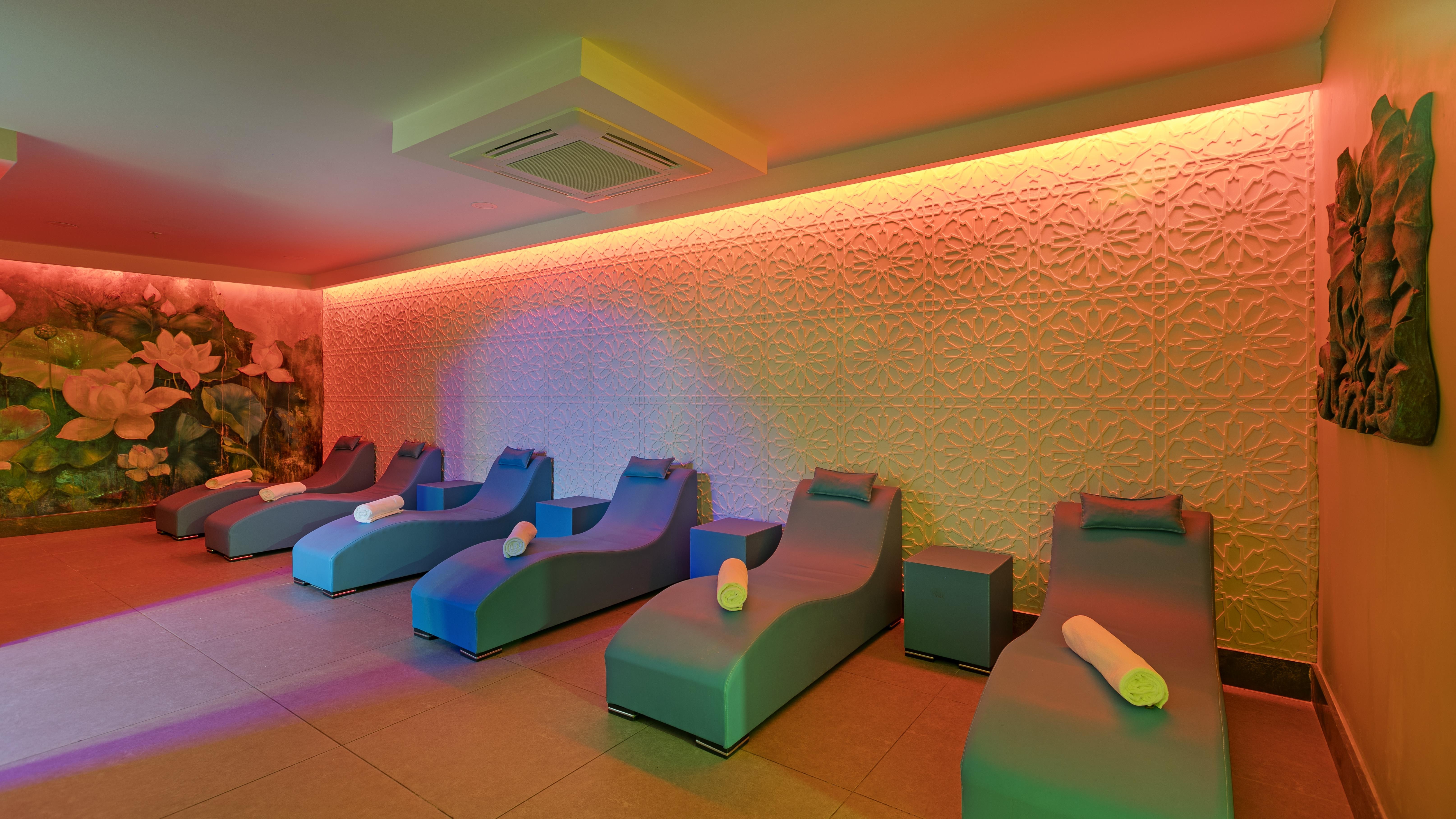 GLAMOUR RESORT & SPA 33